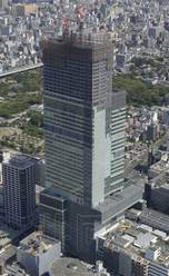 6月14日,近畿日本铁路公司位于日本大阪市阿倍野区建设中的超高层大楼“阿倍野HARUKAS”的钢结构高度达到263米,跃居西日本第一高楼。(图片来源:共同社)