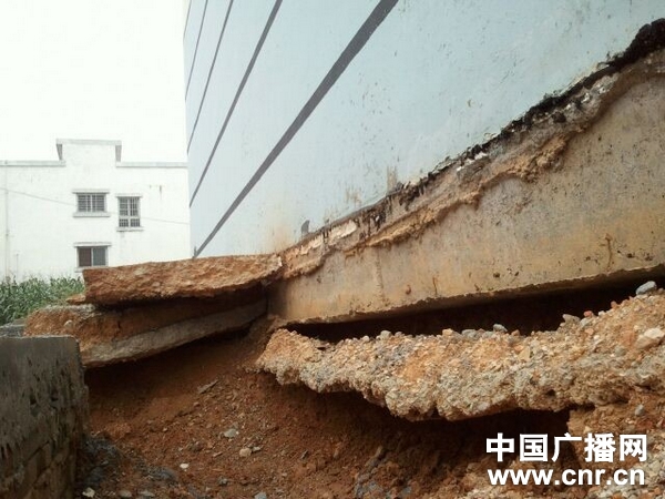 安置小区内 楼底裂缝