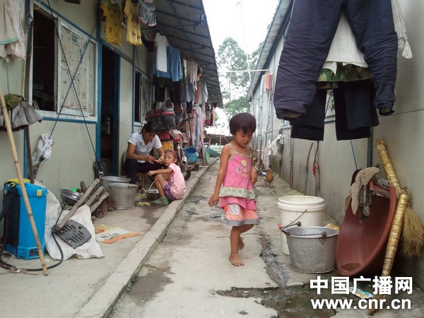 住在板房中的吉利村村民