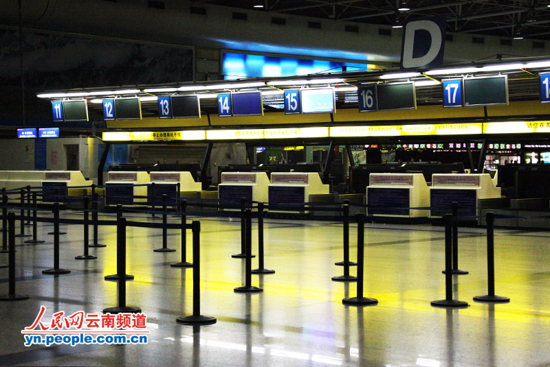 值机大厅已经空无一人。摄影：黄橙