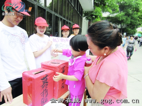 背上像背包袱 他想挺直脊梁