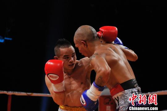 图为熊朝忠（左）在与墨西哥选手欧斯瓦尔多（右）对决。　刘冉阳　摄
