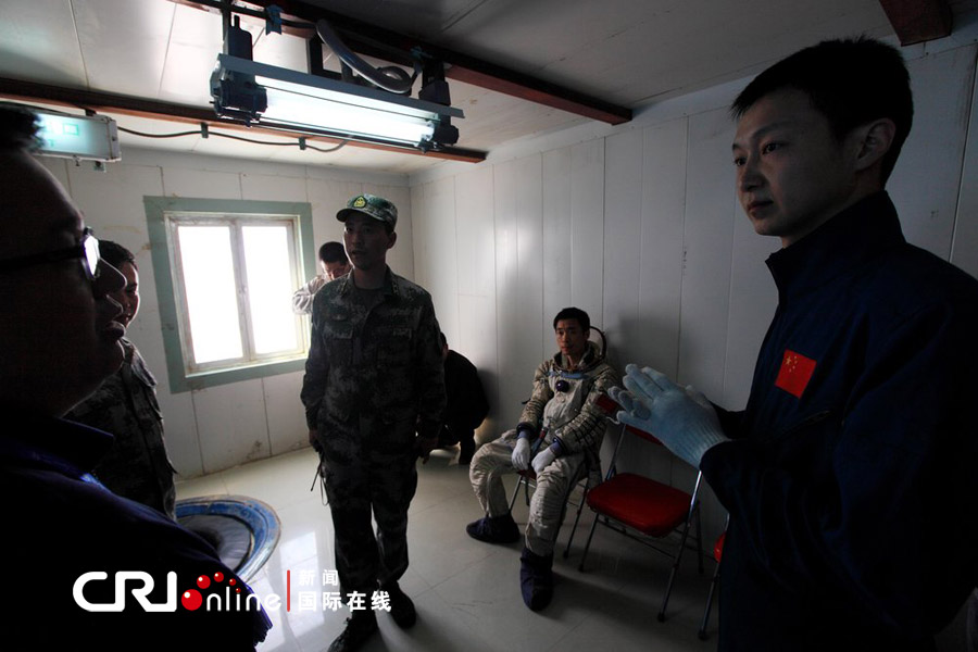 中国将于16日18时37分发射神舟九号飞船,搭载三名航天员进入太空