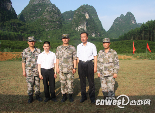 省旅游局赴桂林慰问在陕勇救游客的军人杨鸣