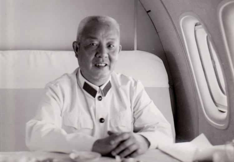 1978年苏振华视察部队在专机上留影。