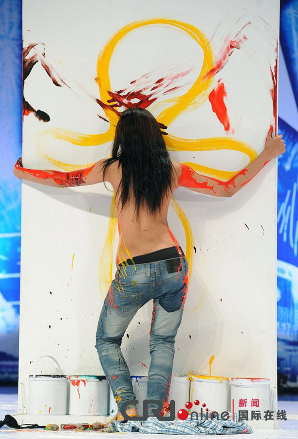 泰国达人秀节目现场女子乳房作画引争议(组图