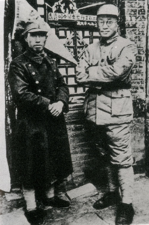 1939年春，左权和刘伯承在山西潞城北村。