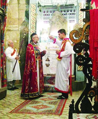 阿克于兹神父(左)正在主持仪式