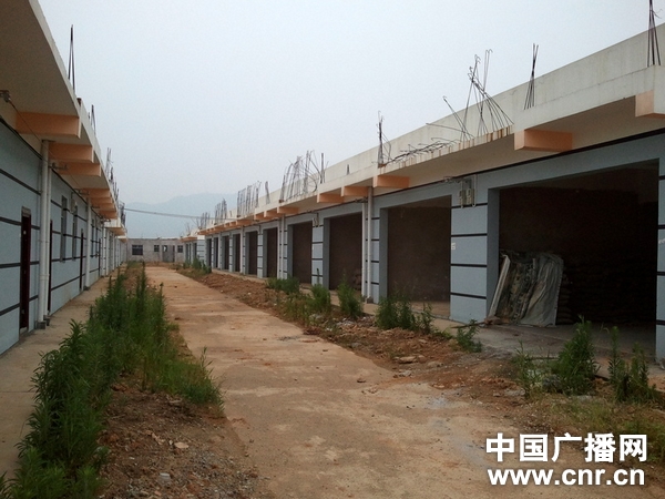 安置小区内 很多房子尚未完工