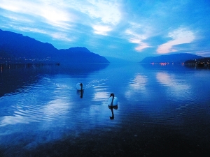 月光下的法国最大天然湖布尔热湖。