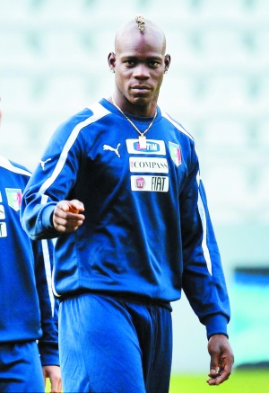 欧洲杯阴影种族歧视污染绿茵场