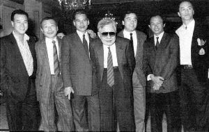 　　1989年，众弟子齐聚庆贺张彻从影40年。左起：李修贤、午马、陈观泰、张彻、姜大卫、吴宇森和狄龙。