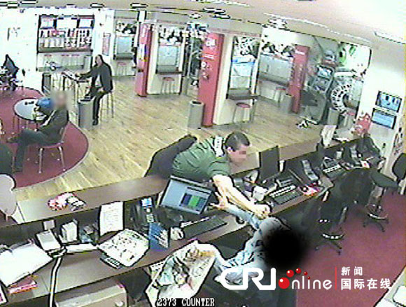 英国男子彩票未中奖迁怒女收银员 对其大打出