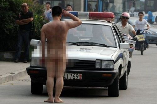 裸奔拦车勇气从何来?男子裸奔拦车并挥拳砸车src="http://y3.ifengimg.com/news_spider/dci_2012/07/0d75a542ff7e94593b0d6535bf5c15d2.jpg"