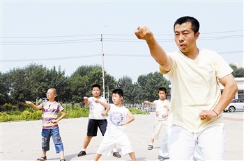 唐胜军在向学生传授唐传形意拳。 本报记者 杨惠全 摄