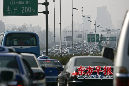 2009年12月22日，早高峰的沪闵高架一路拥堵。 张栋 早报资料