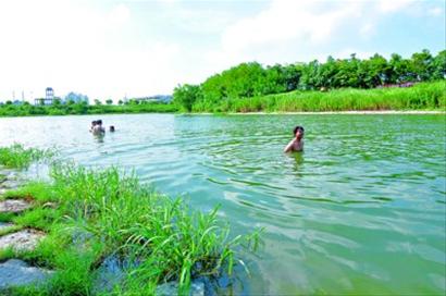 区国权北路近国帆路的河道内发生意外,一名男子在河里游泳时不幸溺水