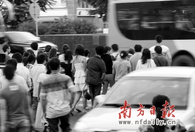 昨天下午，在京溪南方医院地铁站C出口附近，由于红绿灯缺失，人车争道、险象环生。张由琼 摄