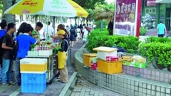 天河区华师地铁站附近的放心早餐网点生意不错,多人围着购买。信息时报记者 王欢 摄