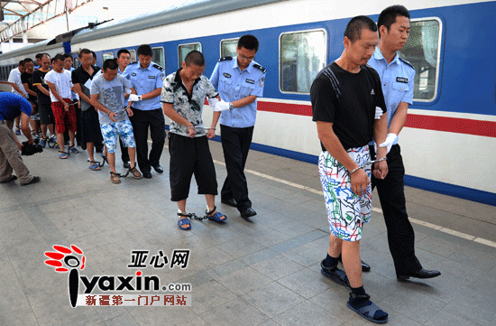 9个电信诈骗犯被押解到新疆