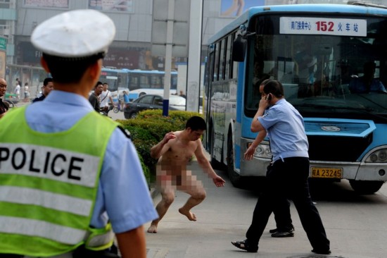 随后,三名民警赶到现场一起才将男子控制住。