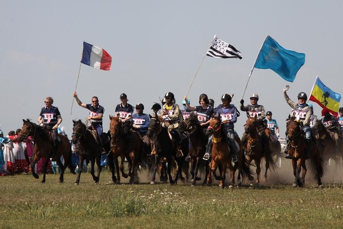 新疆第三届伊犁天马之乡国际旅游节盛大开幕,全国最长赛程超级马术耐力赛上演。(伊犁晚报记者张丹辉 摄)