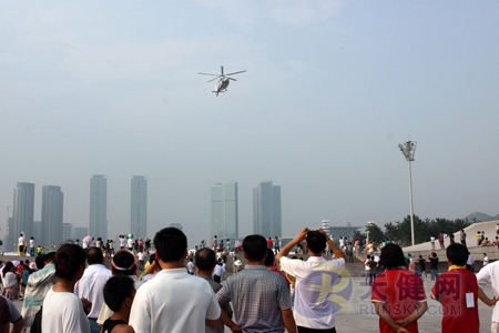 直升机首次保驾护航啤酒节市民感觉很安全