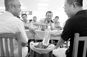 禁抛令明起登上出租车车载LED顶灯_资讯频