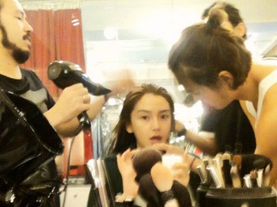女星后台化妆照