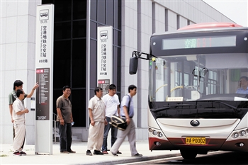 刚刚走出地铁2号线的市民正在登上一部待发的691路公交车。王 津 陈 涛摄