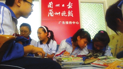 25名初中生冒雨捐书549本_资讯频道_凤凰网