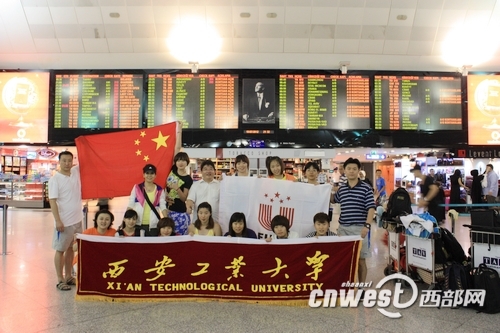 西安工大女篮凯旋而归,在西安咸阳国际机场合影。