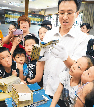 走进图书馆 BR\/ 感受古籍书_资讯频道_凤凰网