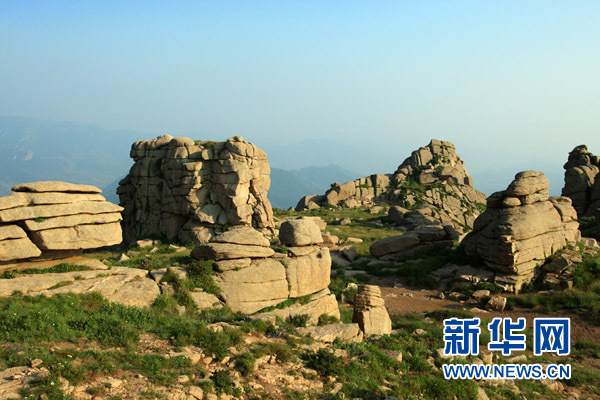 在冰山梁顶峰眺望，远山绵延，奇石罗列（7月17日摄）。新华网记者 杨理光摄