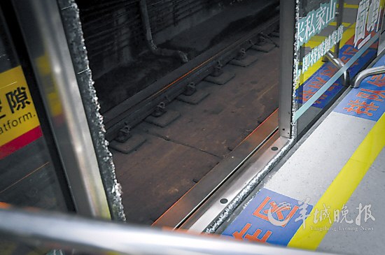 　　从缺口处能清楚看到下方的铁轨