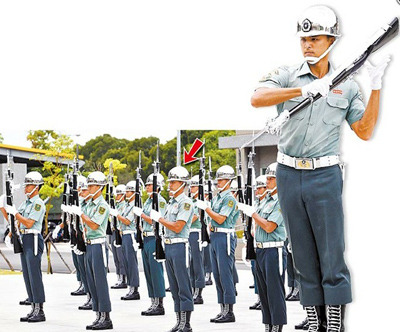 新闻  中新网7月27日电 据台湾《苹果日报》报道,台湾陆军仪队26日结