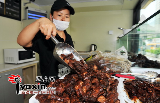 &nbsp;图为：7月26日，位于光明路一家新开的鸭脖店的工作人员正在忙着上鸭脖子。亚心网记者 陈峰 摄