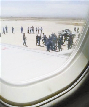 机上20名警员协助制服歹徒