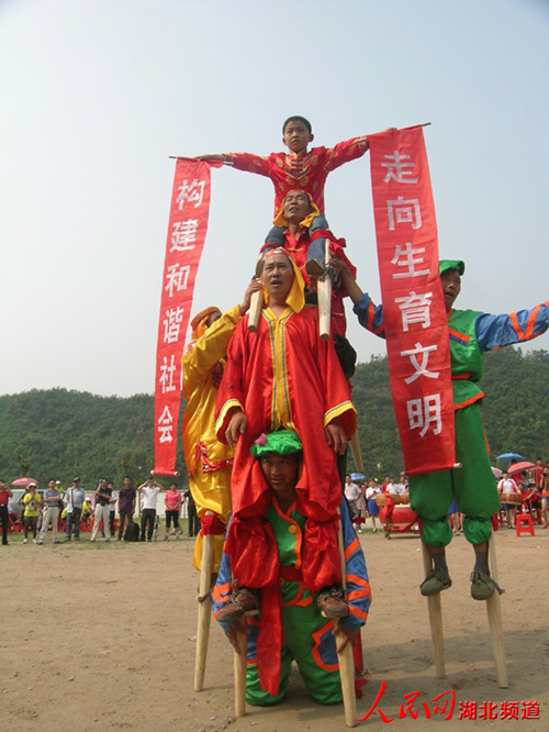 南漳县东巩镇中心小学踩高跷特技表演现场