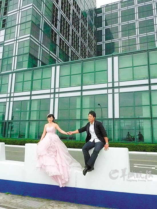 　　一对新人在新北市八里垃圾焚烧厂前拍婚纱照