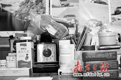 廖丹家中桌上堆满药品。刘晓静 摄