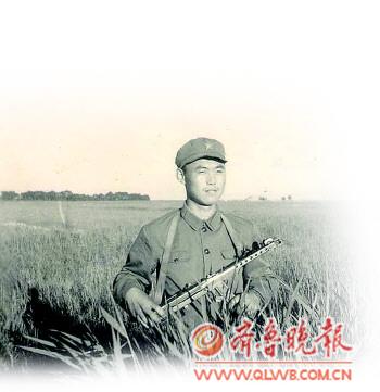 　　作者提供的当年在内蒙草原上的留影及报纸