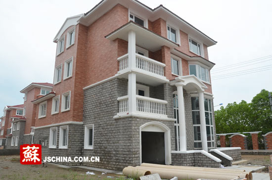 如果没有那场大火,一年后周江疆将迎娶美丽的女友,住进这栋父亲为其买下的别墅。