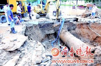 工作人员正在紧急抢修。李岩松 摄