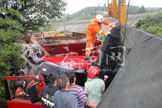 起吊侧翻大货车。