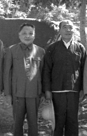 1975 年9 月，全国第一次农业学大寨会议在大寨召开时，邓小平（左） 与陈永贵（右） 合影