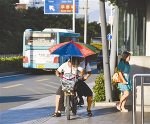 深大站因离深大校门较远，所以在地铁口常常可以看到很多无牌电单车在拉客。