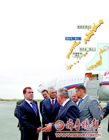 ▼俄罗斯总理梅德韦杰夫(左一)乘飞机抵达南千岛群岛的国后岛。