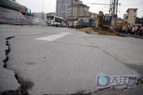 地铁6号线工地旁路面塌陷 回应 近日暴雨所致图片 49670 500x333