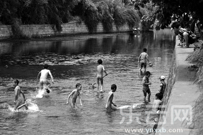 船房河中很多小孩在嬉戏。